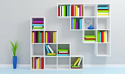 Bücherregale mit farbigen Buchrücken