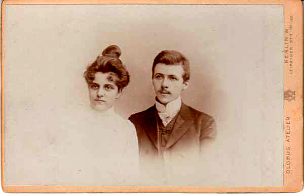 Kabinettfoto, um 1895. Fotograf: Globus Atelier, Berlin.