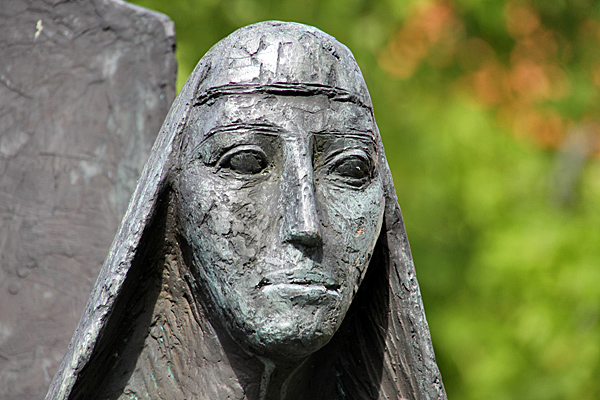 Denkmal für Roswitha von Gandersheim in Bad Gandersheim - Foto: © Martina Berg