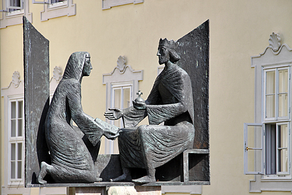 Denkmal für Roswitha von Gandersheim in Bad Gandersheim - Foto: © Martina Berg