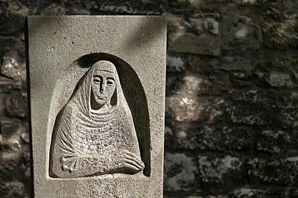 Gedenkstein für Roswitha von Gandersheim in Bad Gandersheim - Foto: © Martina Berg