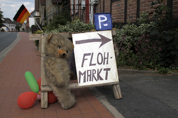 Flohmarkt Hinweisschild