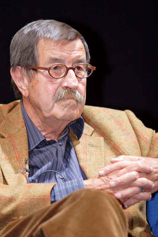 „Günter Grass auf dem Blauen Sofa“ von Blaues Sofa from Berlin, Deutschland - Günter Grass im Gespräch mit Wolfgang HerlesUploaded by Magiers. Lizenziert unter CC BY 2.0 über Wikimedia Commons - http://commons.wikimedia.org/wiki/File:G%C3%BCnter_Grass_auf_dem_Blauen_Sofa.jpg#mediaviewer/File:G%C3%BCnter_Grass_auf_dem_Blauen_Sofa.jpg